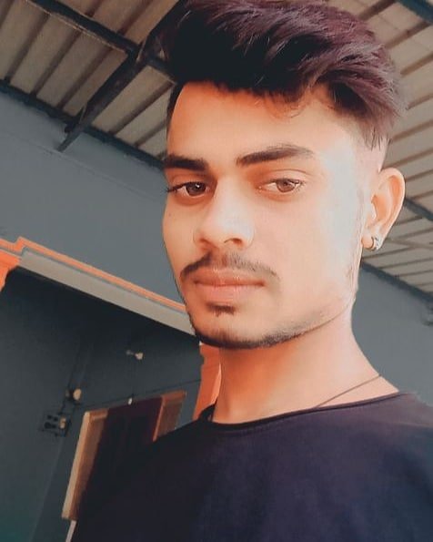 Saini casual aesthetic picture at cafe